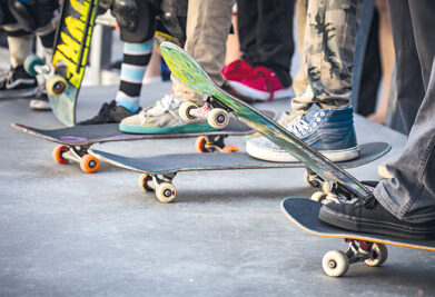Bild mit Jugendlichen auf Skateboards